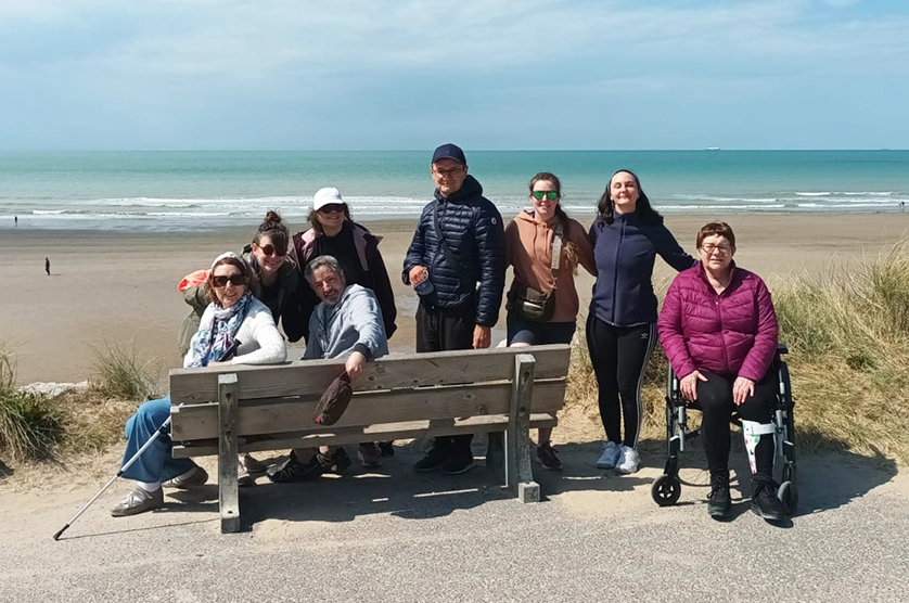 Moment de repos durant une balade sur le littoral en séjour post-AVC