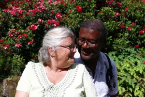 Couple d'adulte senior aidant aidé