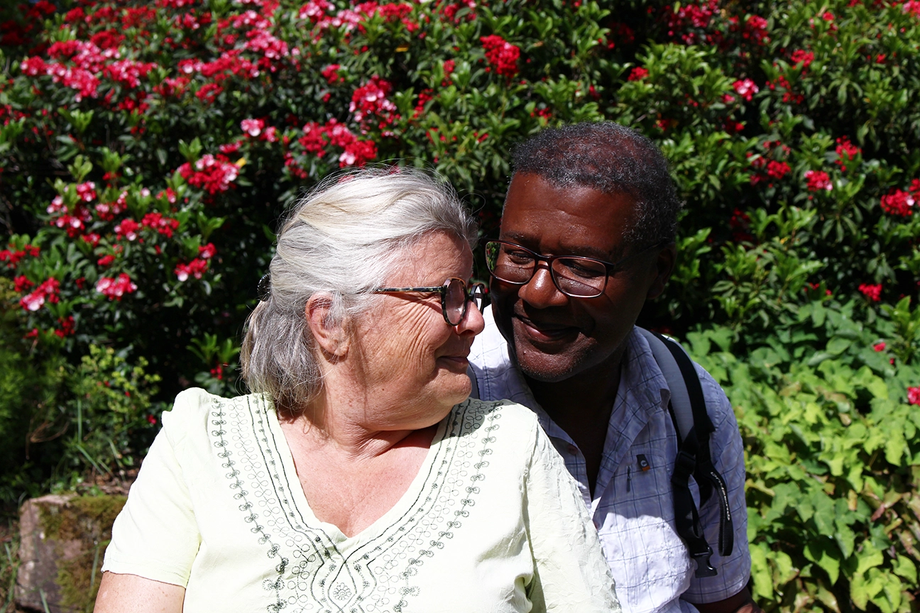Couple d'adulte senior aidant aidé