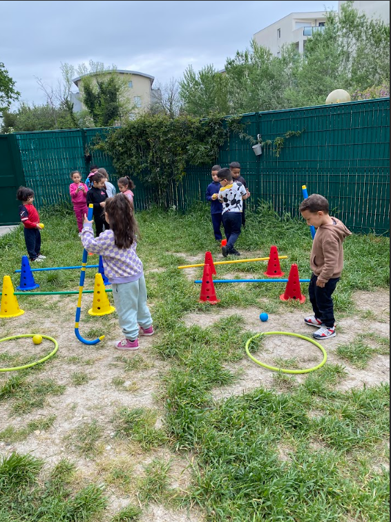 Groupe d'enfants qui jouent dehors