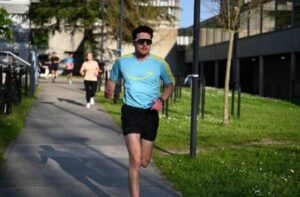 Homme qui court avec un tee-shirt Siel Bleu