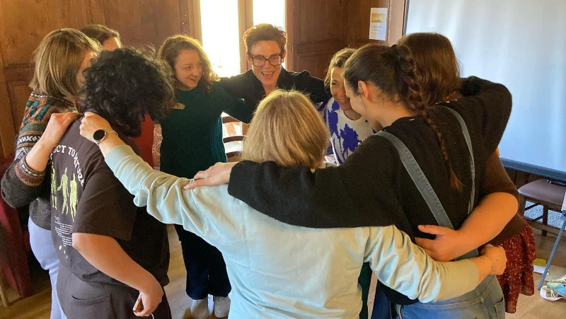Groupe en cercle bras dessous, solidarité féminines