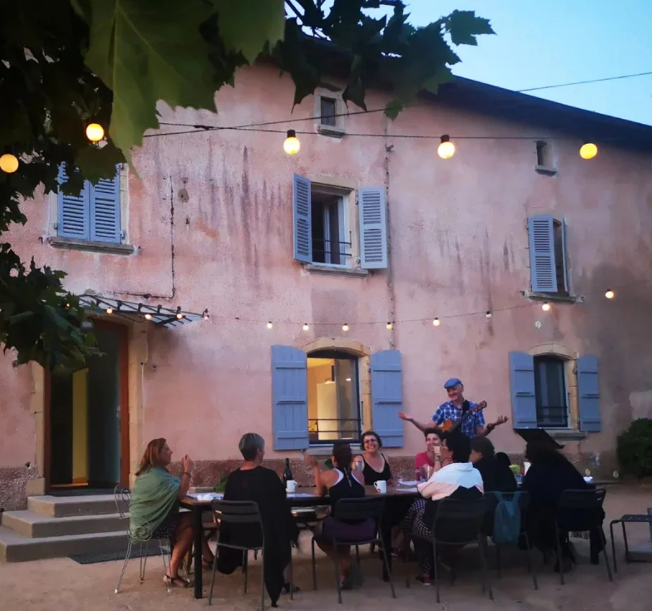 Lieu d'accueil, moment convivial en extérieur avec repas