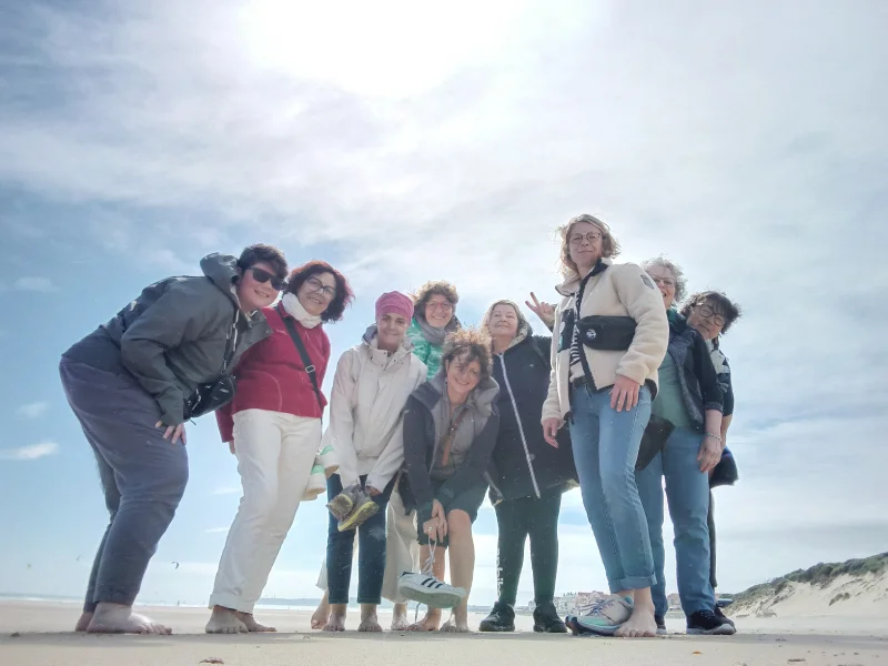 Femmes heureuses ensemble au bord du littoral