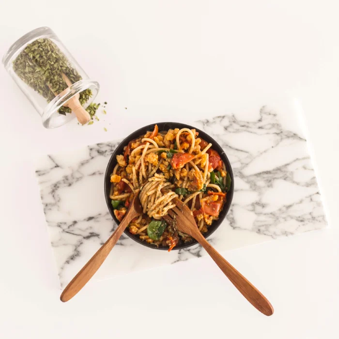 Plat santé avec des nouille du poivrons et un substitut protéiné végétal