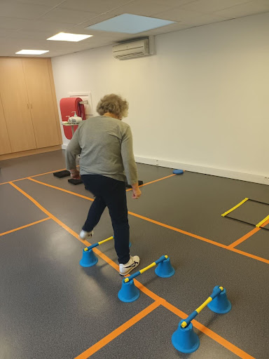 Personne senior entrain de passer au dessus d'obstacles de gym