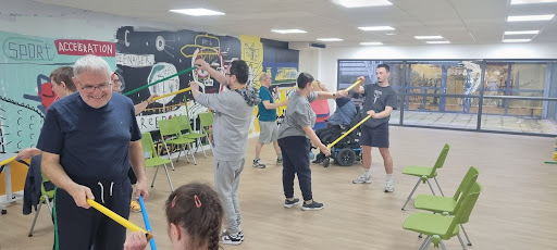 Cours inter-générationnel avec des bâtons