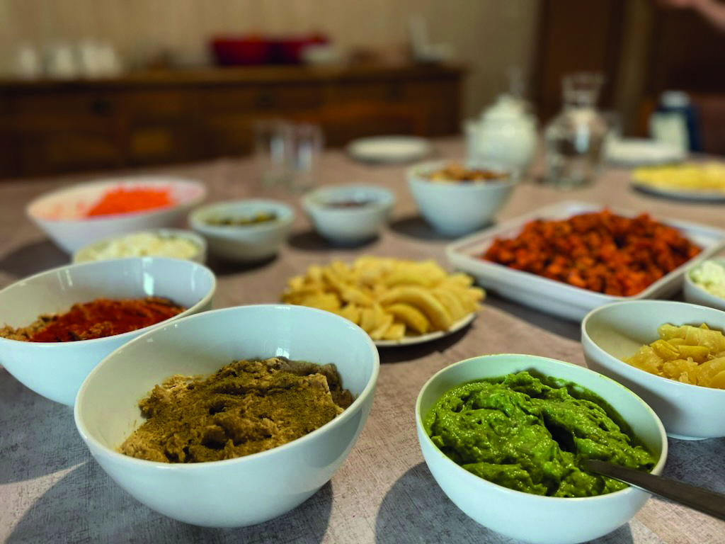 Table avec divers assiettes nutrition santé