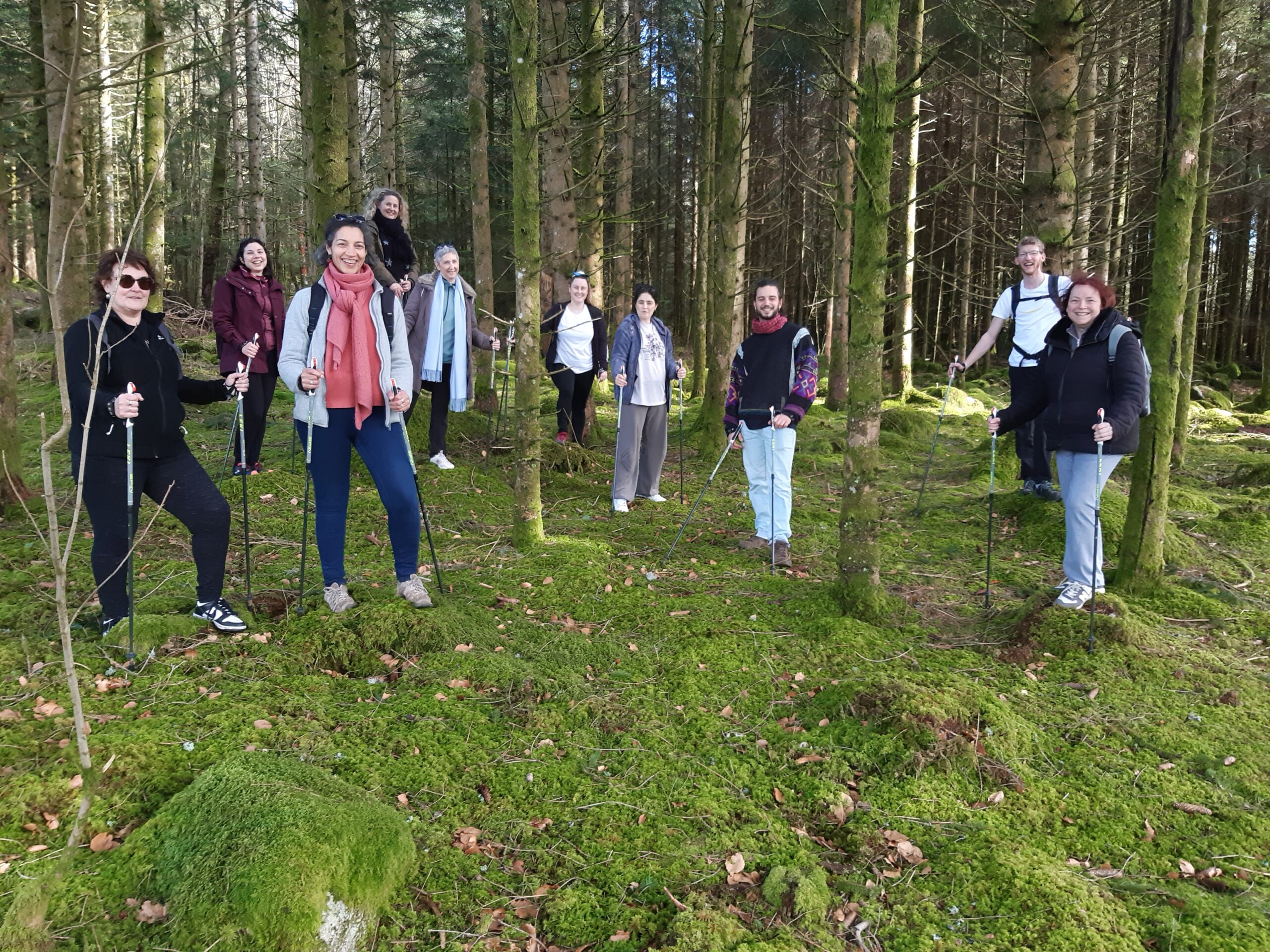 Groupe de bénéficiaires en randonnée dans la forêt 