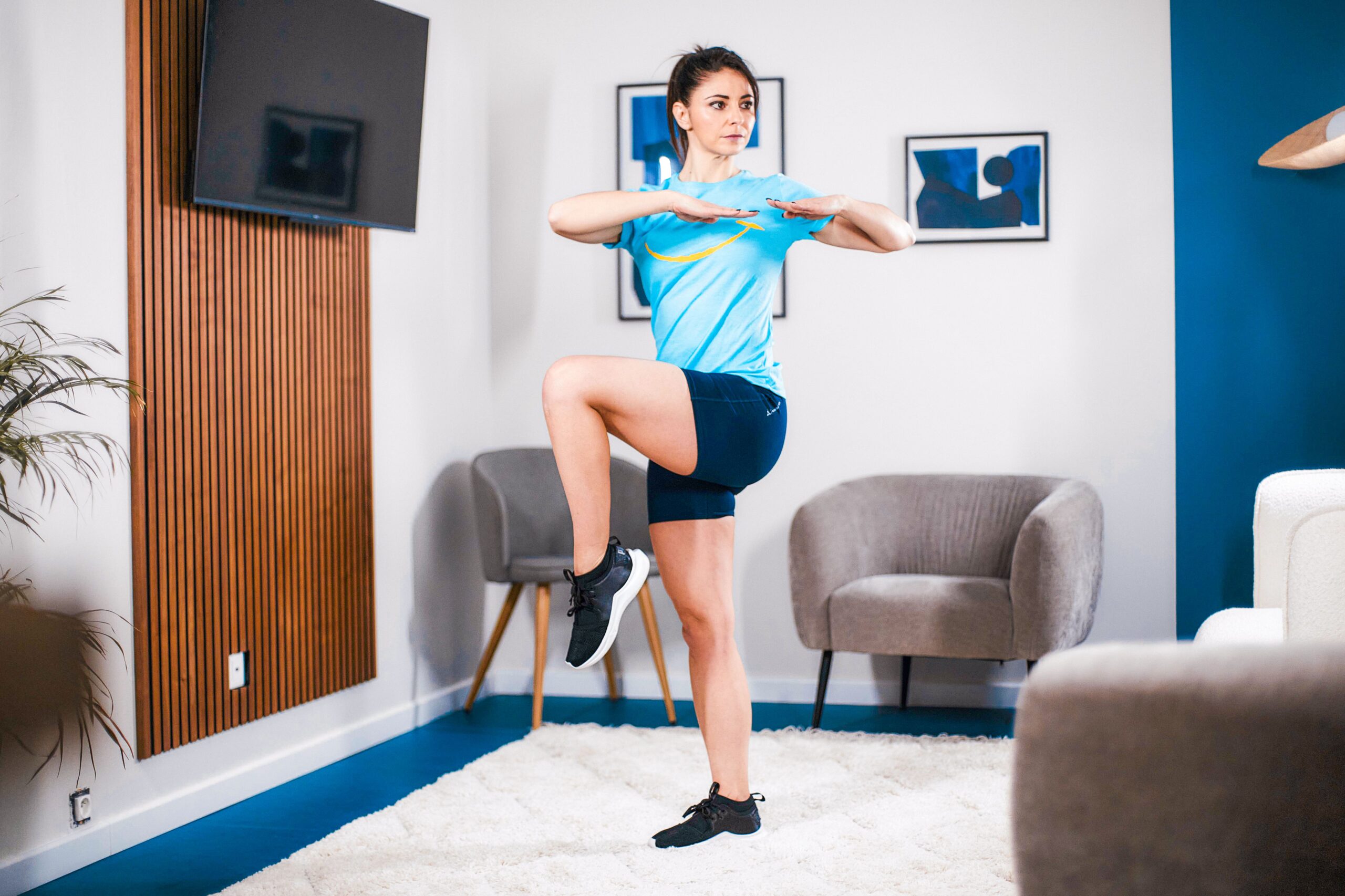 Professionnelle entrain de faire une exercice d'étirement du bassin