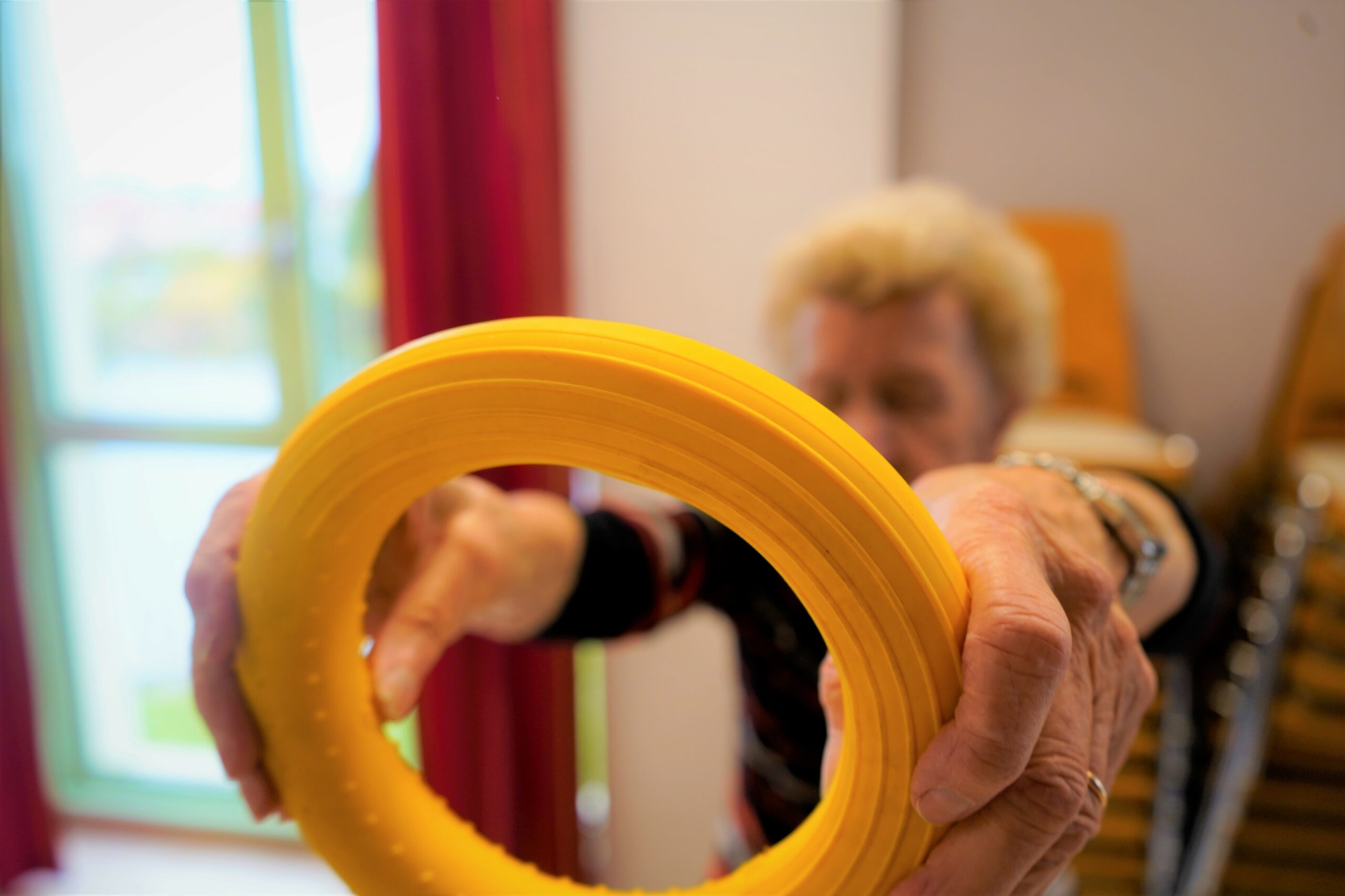 Personne âgé qui utilise l'anneau adapté