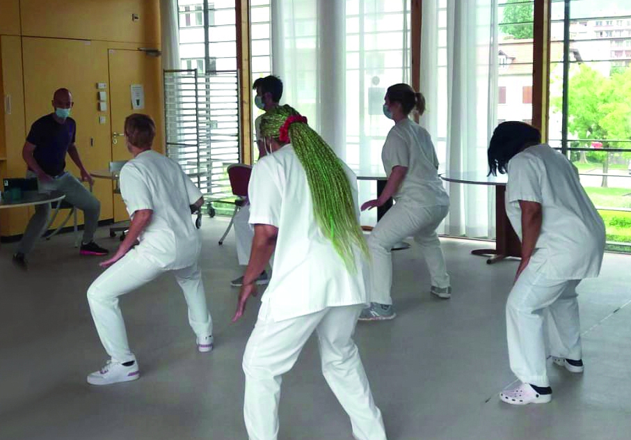 Groupe d'aide soignant entrain de faire de la mobilité