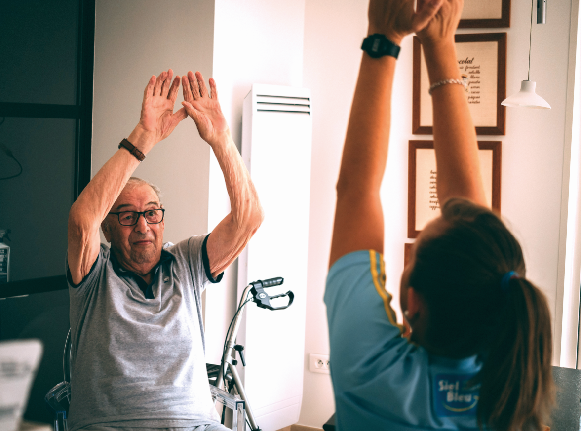 Exercice de mobilité à domicile pour une personne âgé