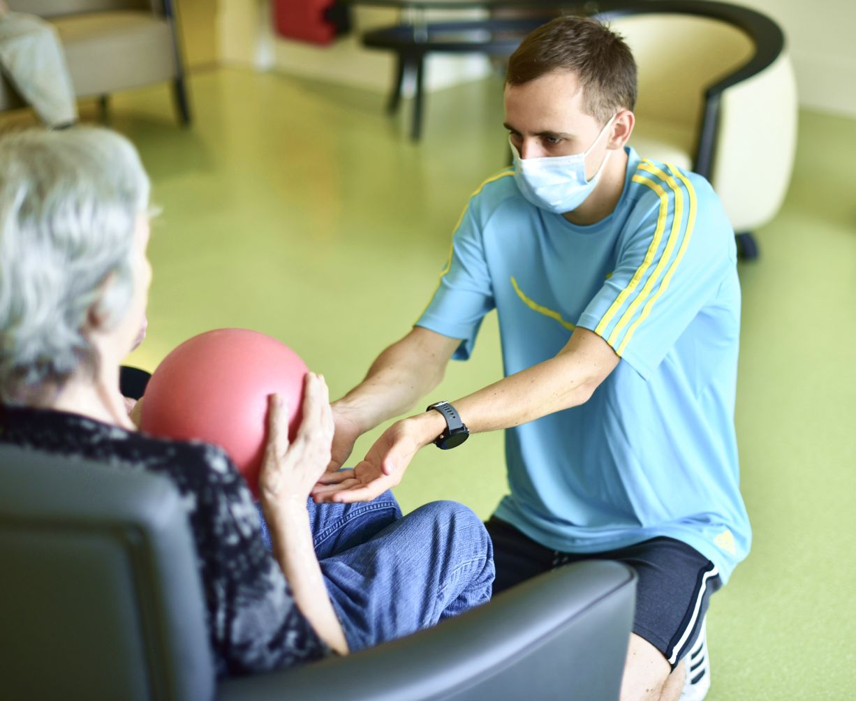 Chargé de prévention Siel Bleu qui fait un exercice de ballon avec une personne âgé
