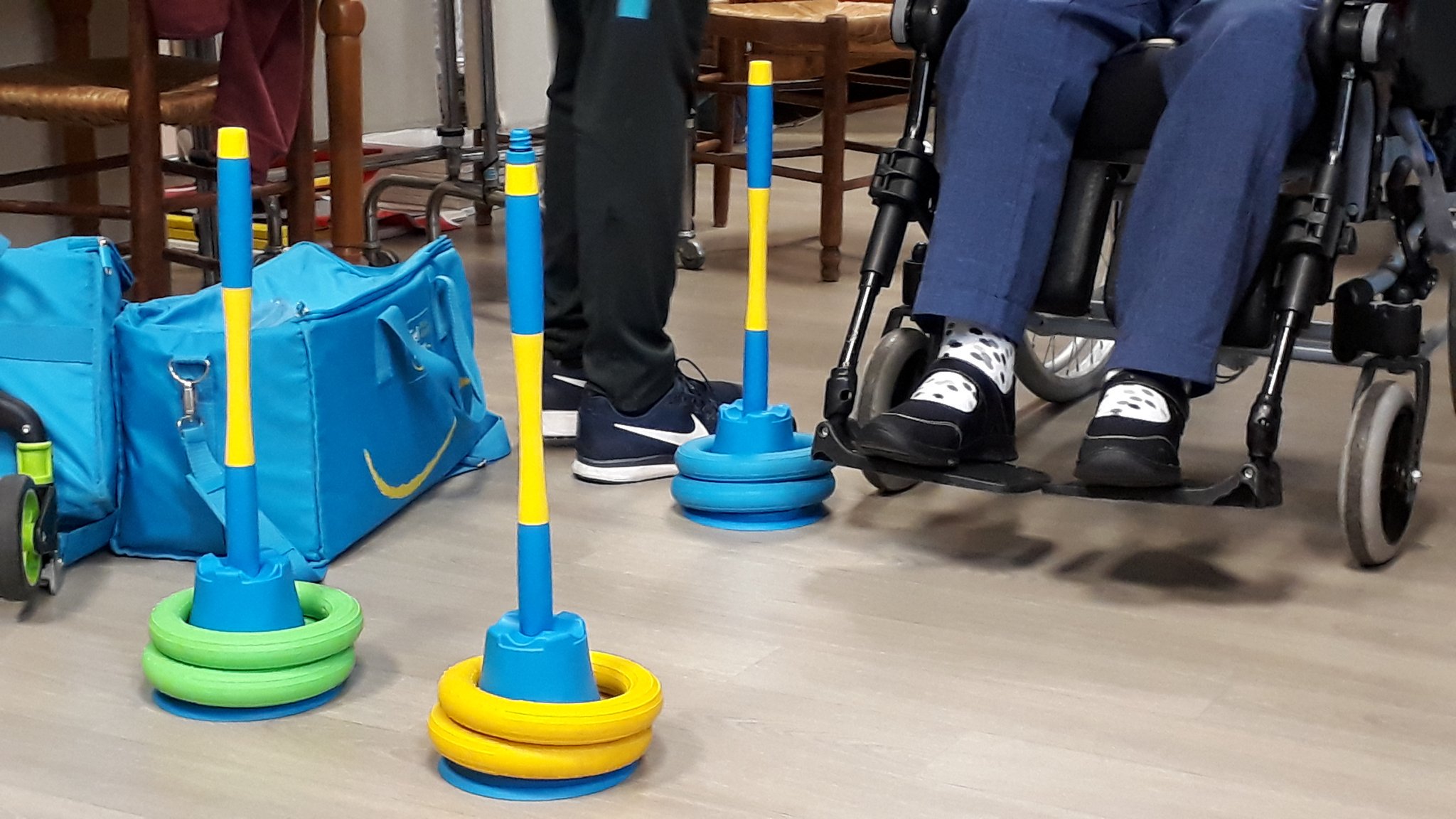 Plot et anneaux avec une personne en fauteuil roulant à côté