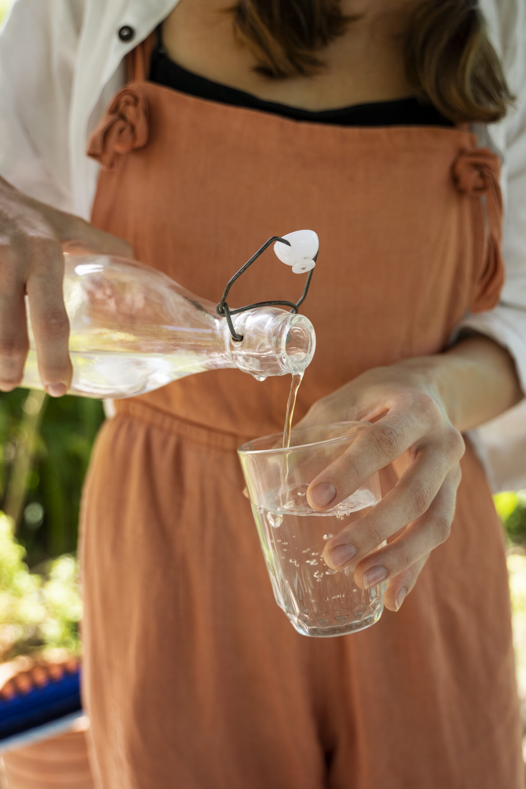 Adulte se servant un verre d'eau