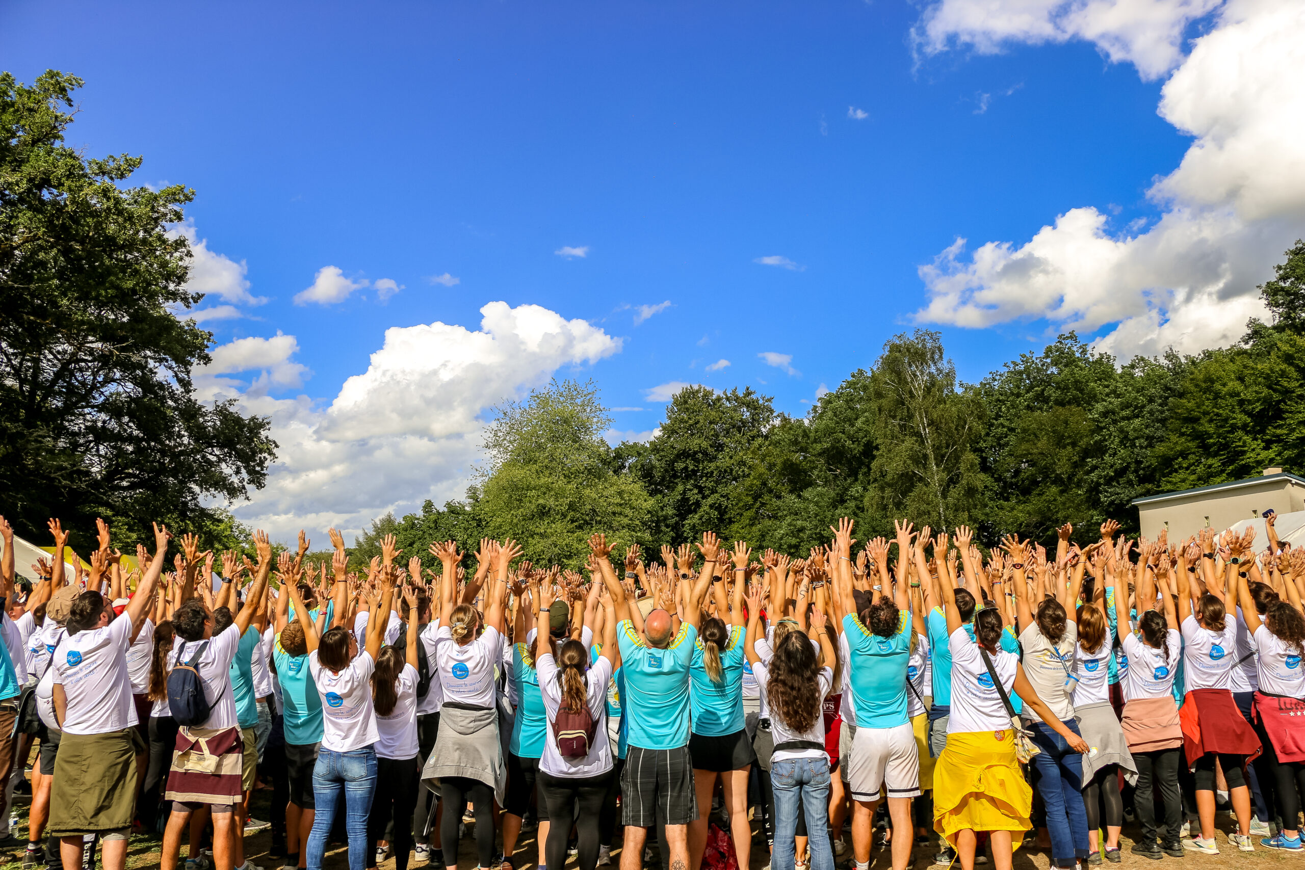 Sielbleusiens levant les bras au ciel pour les 25 ans de Siel Bleu