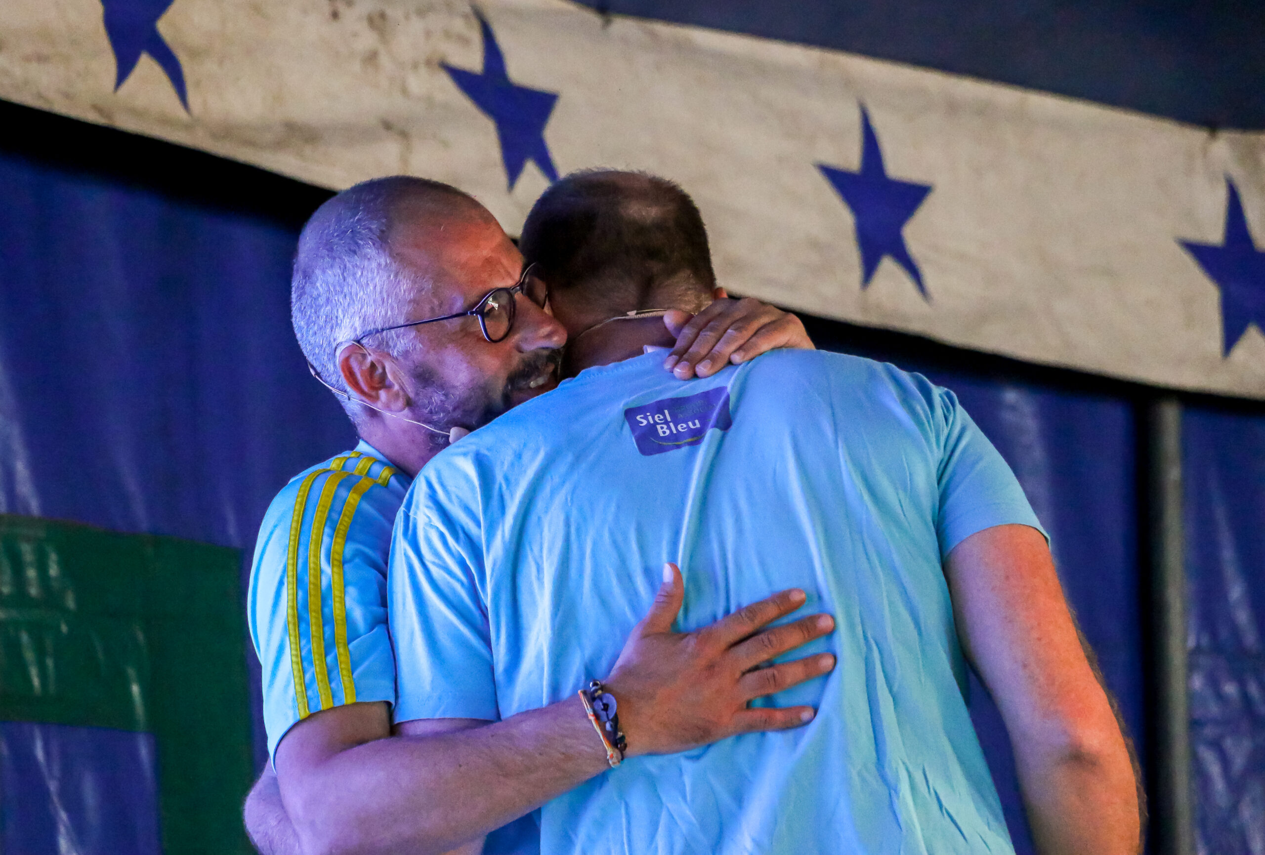 embrassade des deux co-créateurs