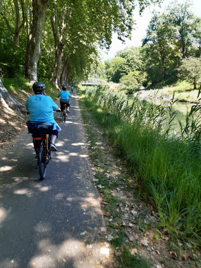 Bénéficiaire Siel Bleu entrain de faire du vélo sur une piste cyclable