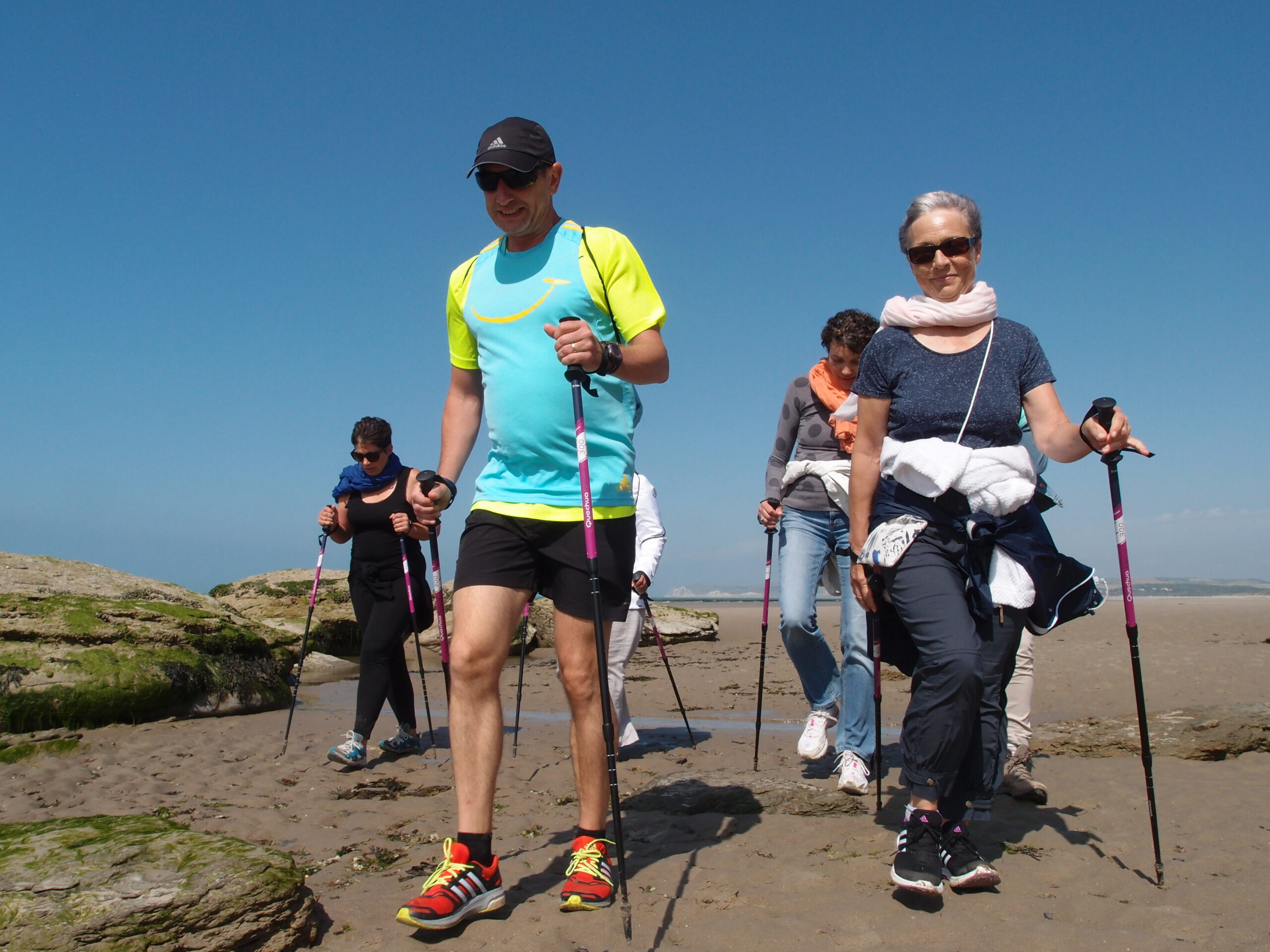 Marche nordique sur la plage à l'aide de bâton