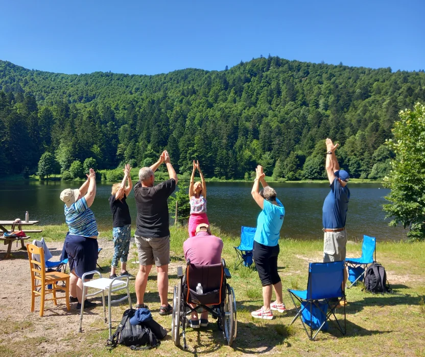 Exercices de mobilités devant un lac calme ensoleillé