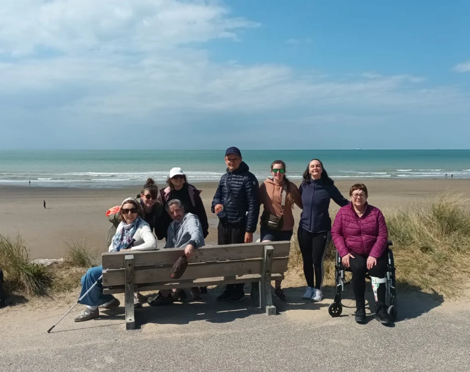 Moment de repos durant une balade sur le littoral en séjour post-AVC