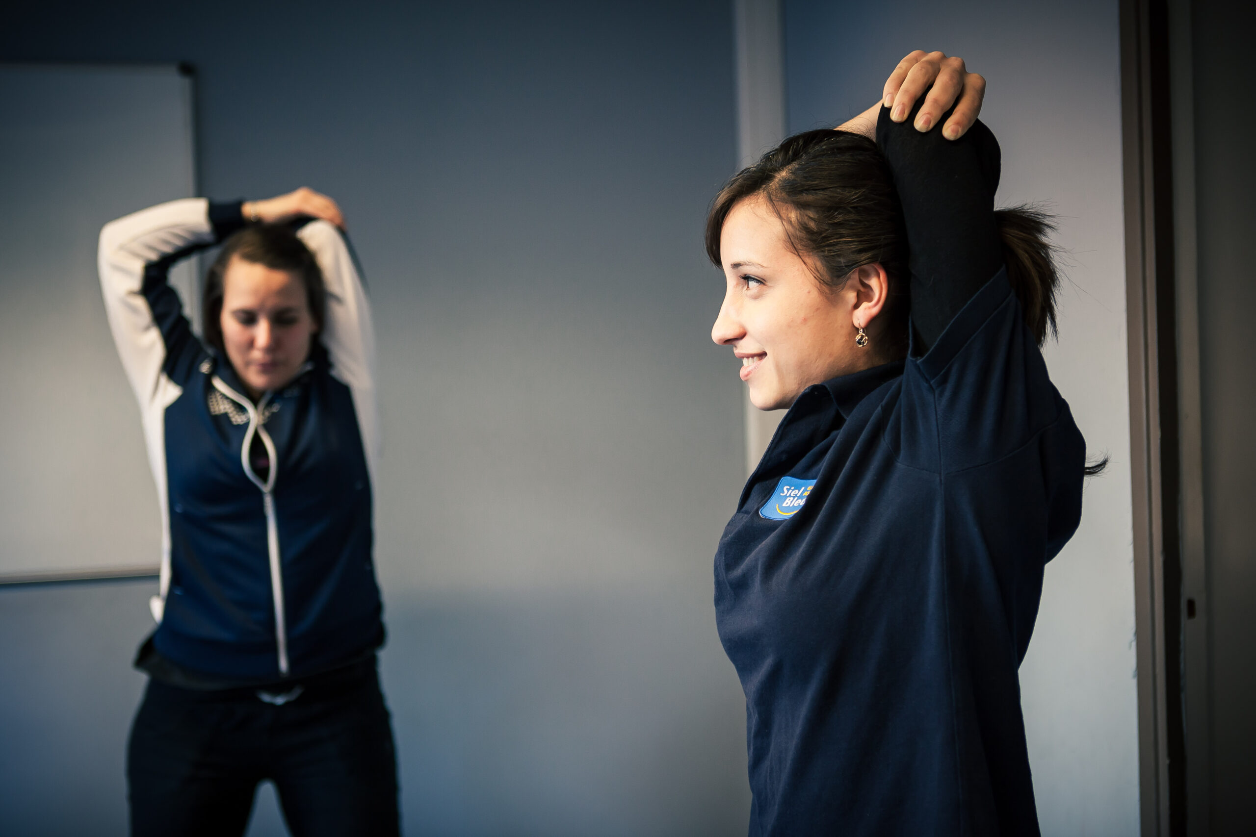 Jeunes actifs étirant les bras et le dos