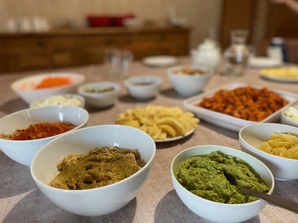 Table avec des bols contenant diverses préparations colorés