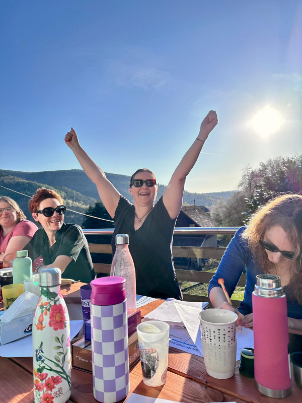 Groupe de femmes heureuses dans un environnement calme et ensoleillé
