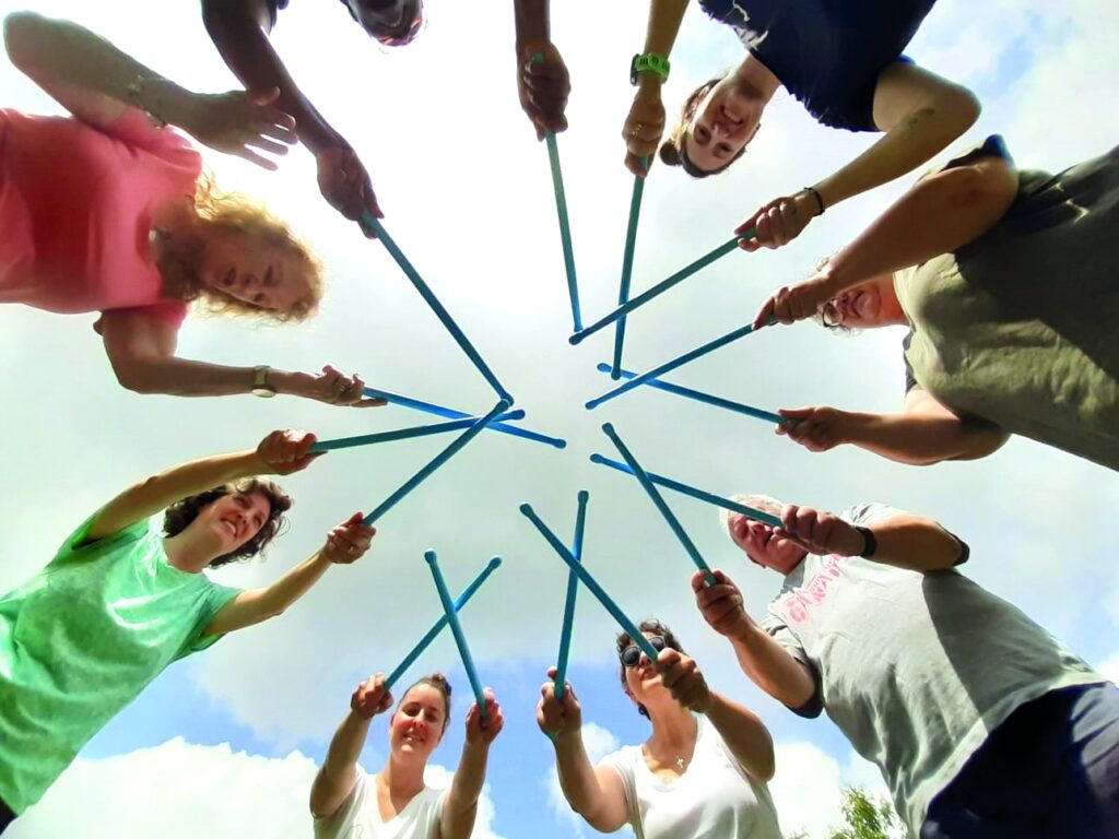 Adultes rassemblant leur bâton de mobilité adapté en cercle