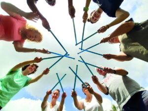 Adultes rassemblant leur bâton de mobilité adapté en cercle