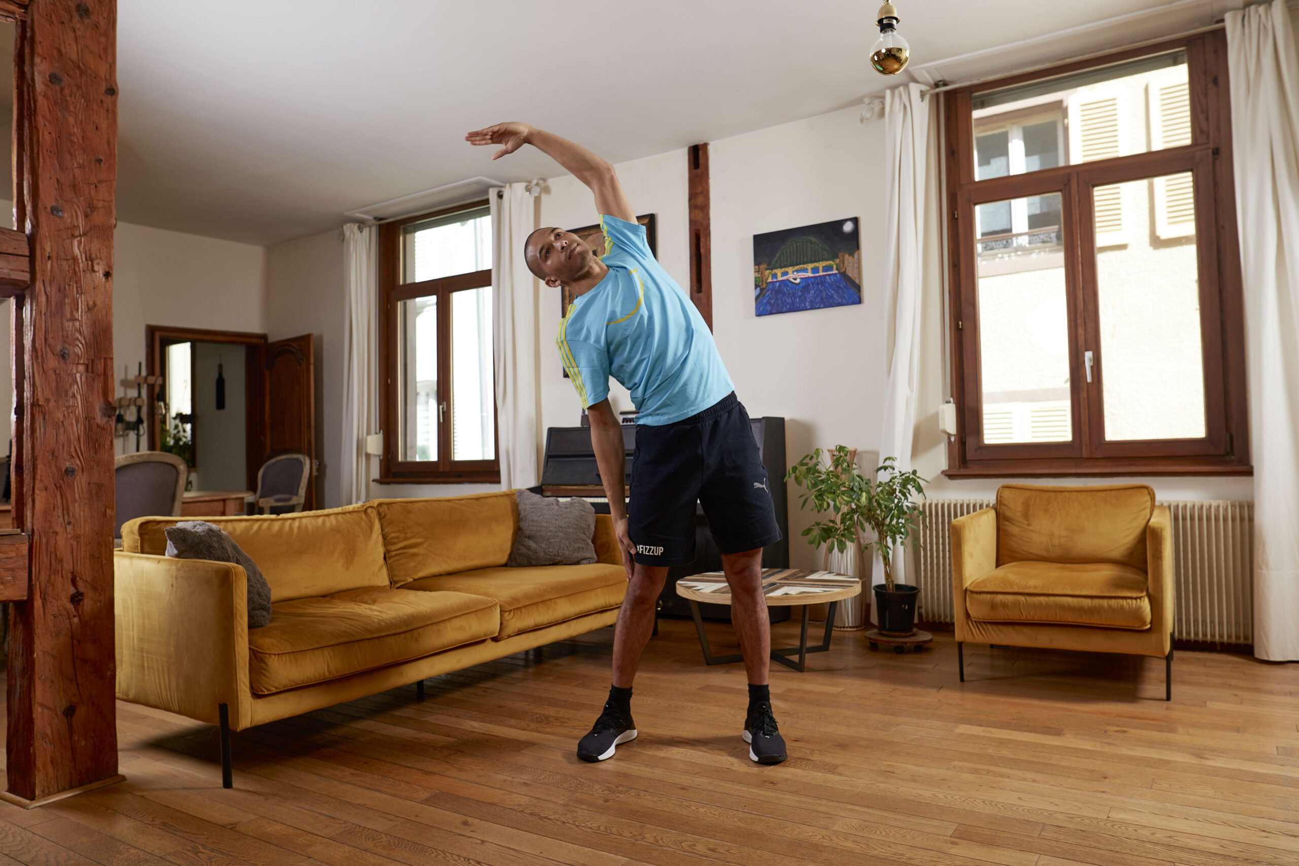 Homme actif mobilisant le haut du corps en étirant son bras