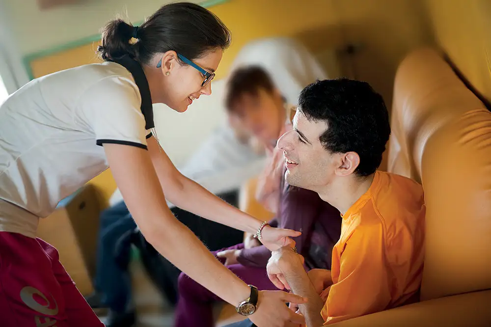 Aide d'une professionnelle de structure à une personne en situation d'handicap